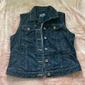 Sleeveless denim jacket